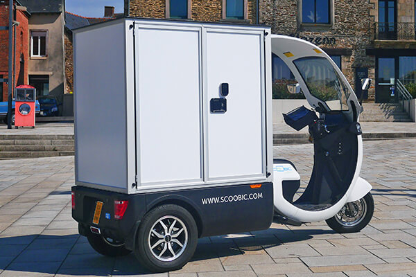 D-BOX adapted to the SCOOBIC scooter for city centre delivery